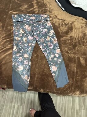 Woman’s estimated size 10 Lululemon Floral Print cropped Leggings